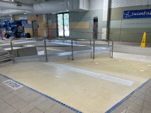 Pool ramp with handrails